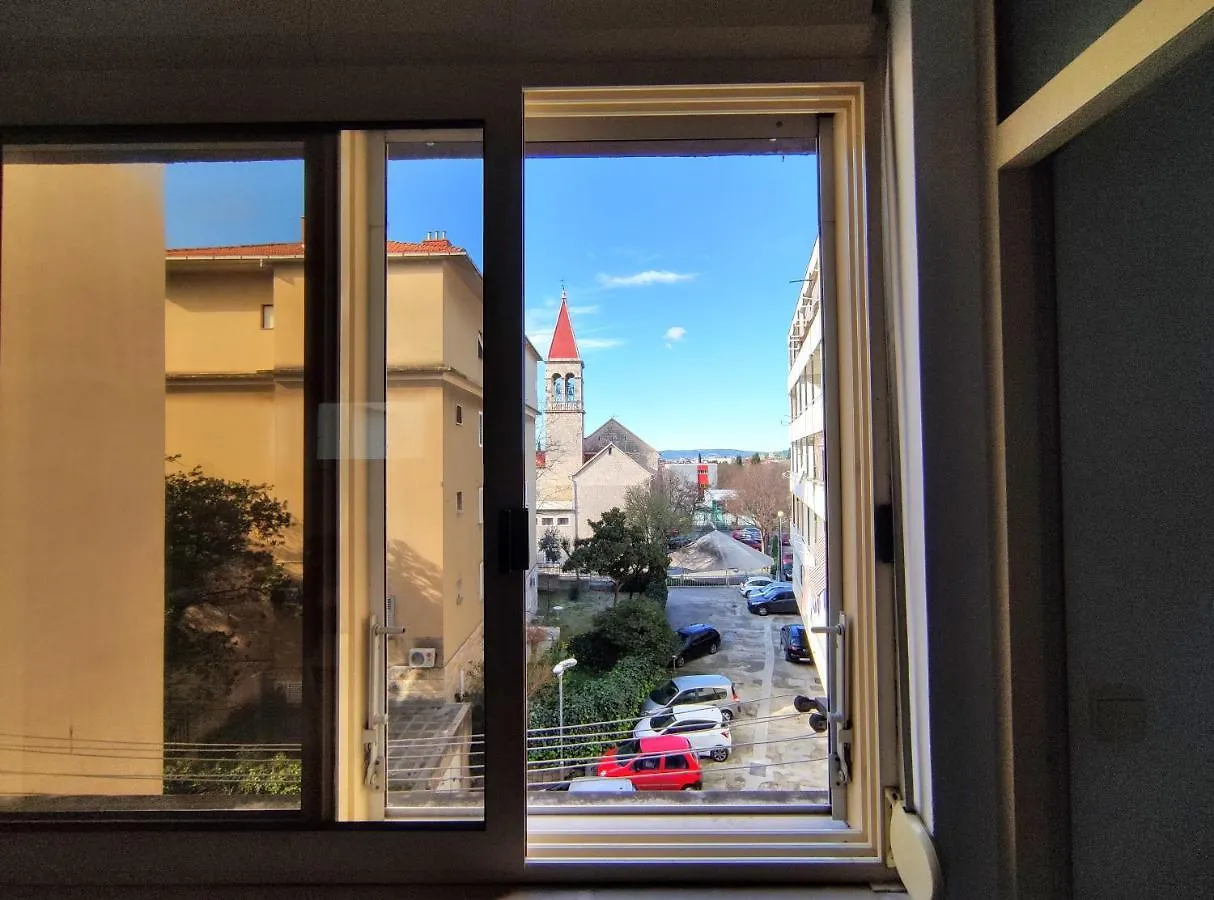 Campanello Apartment Split